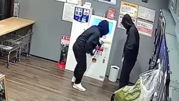 【犯行の瞬間】防犯カメラが捉えた！コインランドリー窃盗　役割を分担して犯行に及ぶ様子　福島・いわき市で連日5件発生