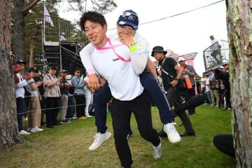 週末女子ゴルフで見られた“プロの振る舞い”　緊急搬送直前も…真っ先に勝者称えたスポーツマンシップ
