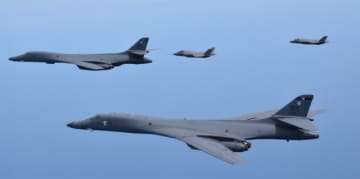 展開ホヤホヤのB-1Bランサー、空自F-35と編隊飛行！日米共同訓練実施