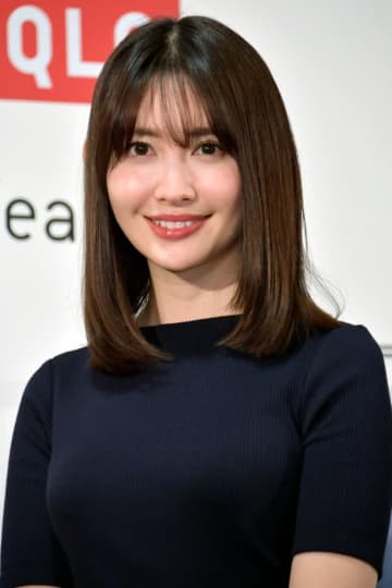 「夜景にぴったり」小嶋陽菜、上海でのドレスコーデを披露→「女神」「かわいい」と絶賛の声