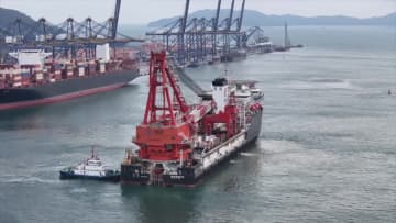 中国初の深水パイプ敷設クレーン船、国際任務へ出航