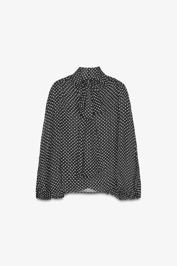 今【ZARA】で売れまくり！？ モノトーンが大人可愛い「リボントップス」