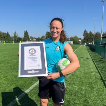 英サッカー選手の女性、クジラより長いスローインで世界記録