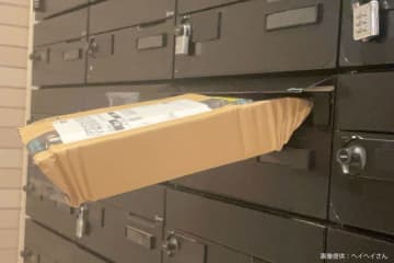 郵便受けに突き刺さったAmazon配達物、無理やりすぎる光景が「さすがにアウトでは」と物議