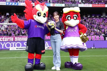 「透明感えぐい！」フィギュア本田真凜がサンガスタジアムで魅せた“爽やか美貌＆華麗なるPK”が話題！「国宝級の女神降臨」「蹴り方が非常口やん」
