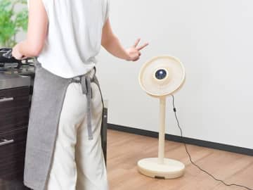人のいる方向にだけ風を送る自動追尾機能付き扇風機「むきせん」、サンコーが発売