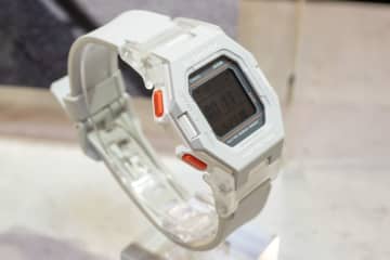 G-SHOCK、縦長コンパクト「GD-B500」にグレー×オレンジ