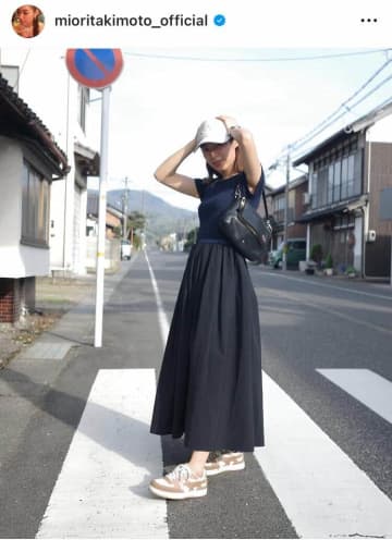 瀧本美織33歳、ミニスカで美脚すらり「今日のコーデ」　東京スカイツリーをバックに...圧巻のスタイル