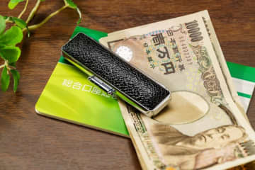 祖父から教育資金の非課税制度を活用して「500万円」をもらいました。すぐには必要ないので「200万円」を車の購入資金に使ってしまったのですが、問題ないでしょうか？