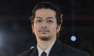 King Gnu常田大希、椎名林檎との“衣装被り”を報告「絶対に誰とも被るまいとツアーで帽子を被っていたら...」