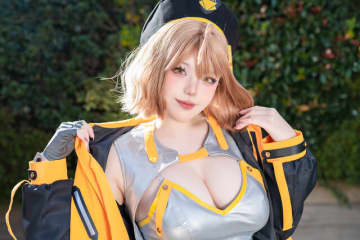 【コスプレ】魅惑的ポーズと再現度抜群の美ボディが眩しい！チャーミングな『NIKKE』アニスに熱視線【写真8枚】