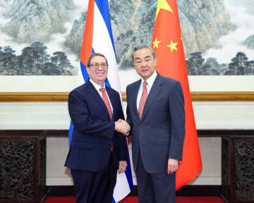 王毅氏、キューバ外相と会談