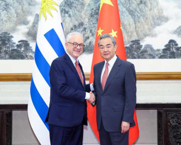王毅氏、ウルグアイ外相と会談