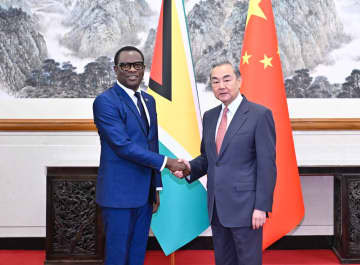 王毅氏、ガイアナ外相と会談