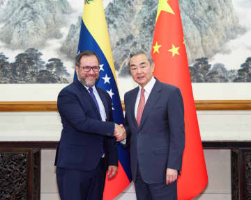 王毅氏、ベネズエラ外相と会談