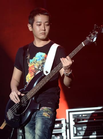 デビュー20周年アルバムを発表直後に突然この世を去る…K-POPアイドルの楽曲も手掛けた韓国バンドマン、4周忌