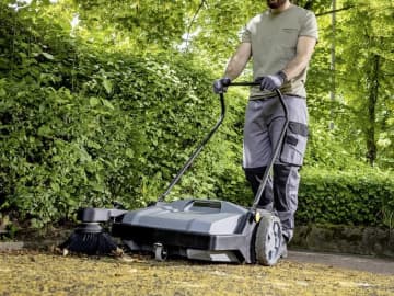 ケルヒャー、電源不要で広範囲を掃除できる手押しスイーパー