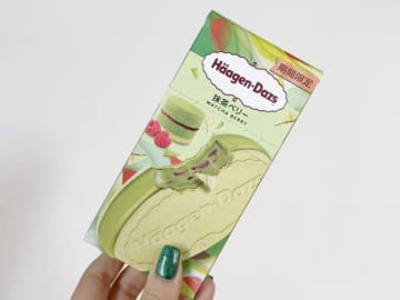 【本日発売】「ハーゲンダッツ」新しい“抹茶サンド”が超うまい！　中からベリーソースがとろ～りとろける