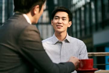 「年収500万円」の会社員だけど、自営業で「年収800万円」の友人がうらやましい！ 友人には「会社員のほうが年金が多い」と言われたけど、実際どれだけ“差”があるのでしょうか？