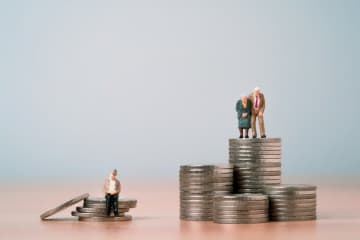 定年退職した知人は「誕生日の前日に退職し損をした」そうです。一体どういうことですか？