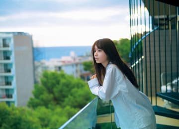 乃木坂46 筒井あやめ  スペインの街並みで開放的に衣装を着こなす  1st写真集裏表紙4パターン公開