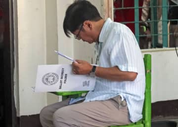フィリピンの中間選、政権に逆風　同情票がドゥテルテ陣営に集まる