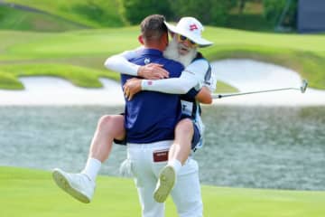 白髭×派手メガネ＝“おしゃれ番長”　ハーバートの日本2勝目を支えた名キャディ