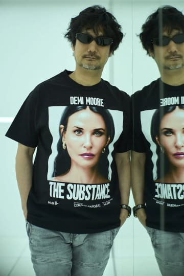 GEEKS RULEと映画『サブスタンス』のコラボT発売　小島秀夫をモデルに起用
