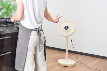 サンコー、人のいる場所へ風送るスマート扇風機。ハンドサイン操作も