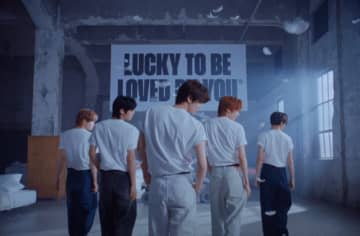 TWS、収録曲「Lucky to be loved」スペシャルビデオを公開…“Lucky”を連想させる振付に注目