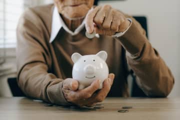 定年後、生活費が足りない場合に備えて貯金したいです。子どもは既に手を離れているのですが、あと10年で1000万円貯金は可能でしょうか？