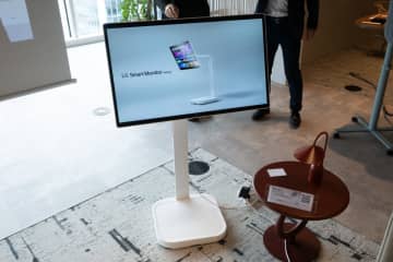 LG、“新発想”自在なスタンド搭載のスマートモニター「LG Smart Monitor Swing」。キャスター搭載で移動可能