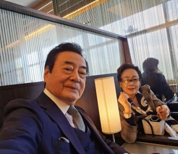 高橋英樹、羽田空港のラウンジで妻との2ショットを披露し「仲睦まじいご夫婦」「品があり素敵」と反響