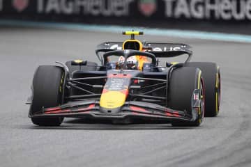 日本の公道がF1マシンで跡だらけに…→掃除後のビフォーアフターに仰天「カッコいい！」「素敵」