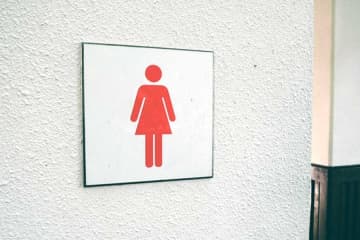 単に「おしっこが近いだけ」と侮ってはいけない　更年期女性に多い頻尿の原因と対策