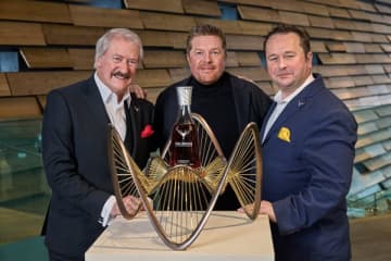 ダルモア、Foster + PartnersのBen Dobbin氏とのコラボレーションを発表、威厳ある「ルミナリー・シリーズ」2025年版をヴェネツィアで公開
