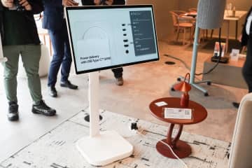 片手で移動、高さ調整、ピボットできるLG 4Kスマートモニタ。映画鑑賞からリモートワークにも