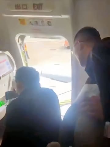 飛行機の乗客が勝手に非常口を開ける―中国