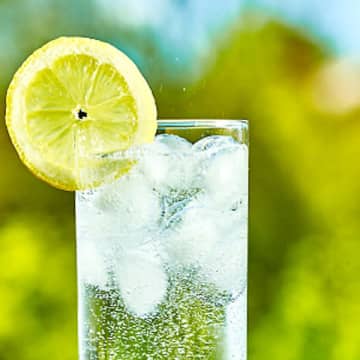 炭酸水を飲んだら食道と胃に大やけど…スペインで起きた謎の事故に世界が震撼