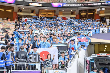 【J1川崎を取材して感じた「育てる力と心」とは(8)】「フロンターレのサポーター」が「唯一無二のこのクラブの誇り」のワケとは。エンブレムを超え、海を越えたチーム愛の物語