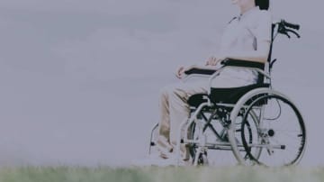 「外出時、車いすを使っている私。ホテルランチに行った帰り道、信号待ちで隣に並んだ男性が...」（京都府・30代女性）