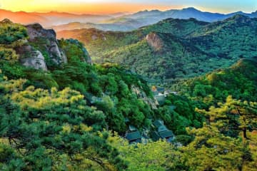 鋼鉄と魂：鞍山の産業基盤と詩的な風景