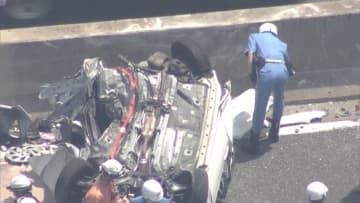 阪神高速で車ひっくり返り大破…出入り口でバス・ダンプカー・車の3台が衝突　20代男性ケガで病院搬送　大阪市