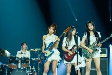 【韓流】韓国ガールズバンドQWERが「KCON JAPAN」初参戦！大ヒット曲「悩み中毒」KCONバージョンを披露し会場興奮、純白衣装で日本ファンのハートを直撃！〈レポート〉