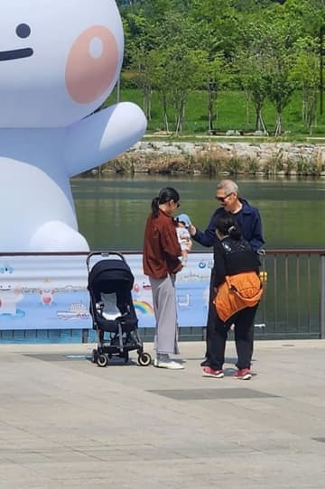 出産した“不倫関係”の女優（43）は赤ちゃんを抱き…妻と離婚できない韓国映画監督と「3人」の姿が目撃