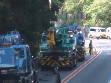 【国道11号】桜三里 西条市内でトラック路外転落事故 4時間ぶり通行止め解除（13日21:00現在）