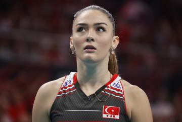 「反則級に可愛い！」トルコ美女バレーボーラーの大胆肌見せ“黒キャミ”姿にファン歓喜！「恋に落ちた」「うっとりしちゃう」