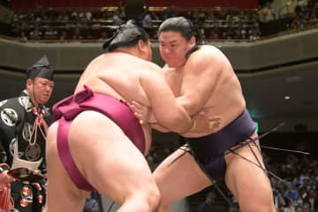 【夏場所】十両・草野が元大関の御嶽海を下し２勝目「このまま明日から乗っていければ」