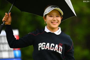 吉田鈴の“アーン”の瞬間が可愛すぎ！ ちいかわ串のいちごにご満悦