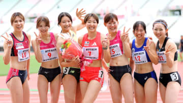 陸上100mH寺田明日香を中心に笑顔の1枚　競い合うライバルたちへの思い語る〈木南記念〉